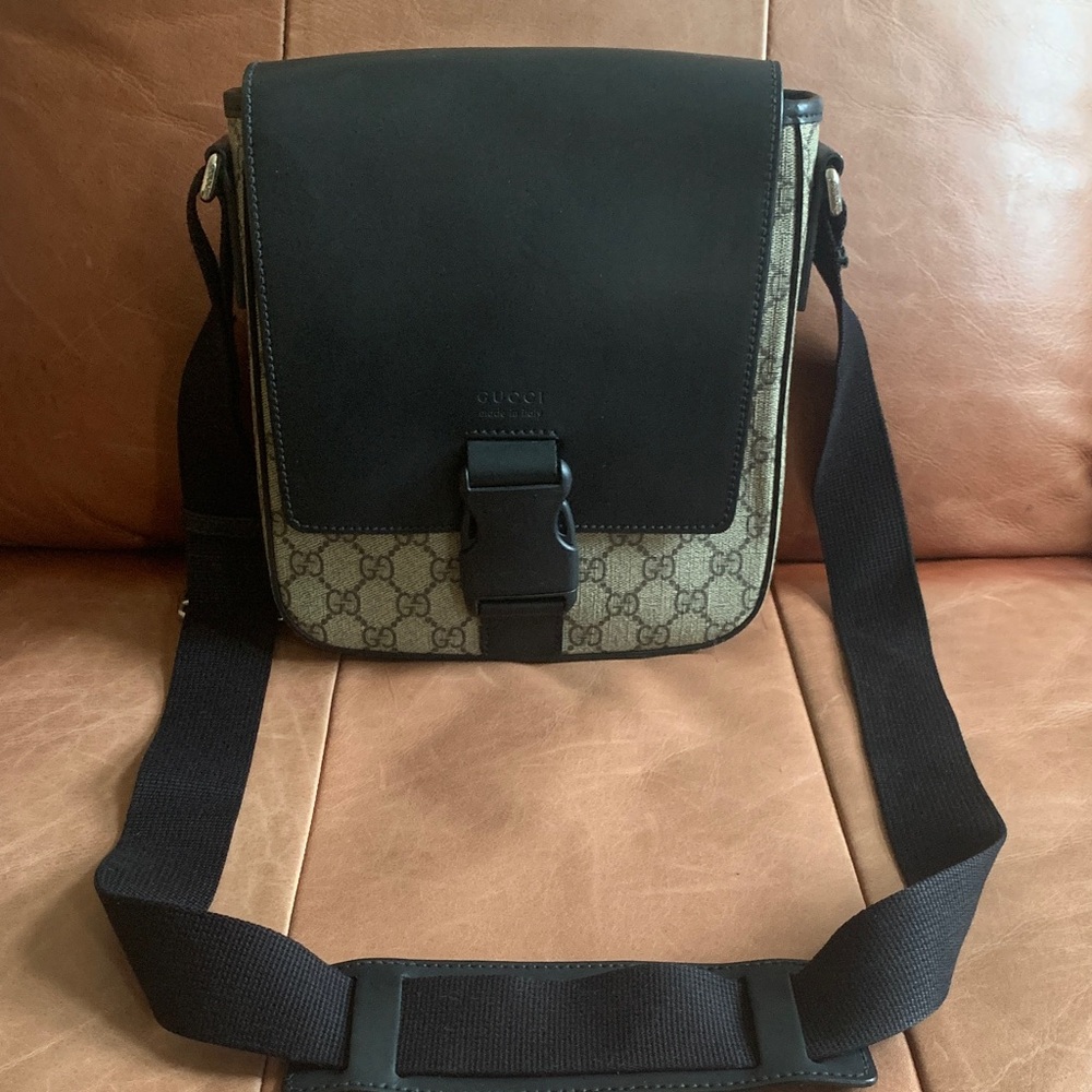 🤎🖤🤎Sleek Gucci Supreme Black Leather and Brown Monogram Unisex Messenger Bag🤎🖤🤎